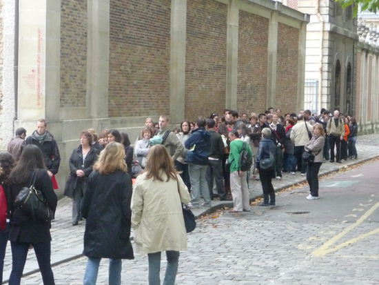 Eine der Schlangen in der Stadt in der auch ich mich anstelle um ein Tiket zu bekommen