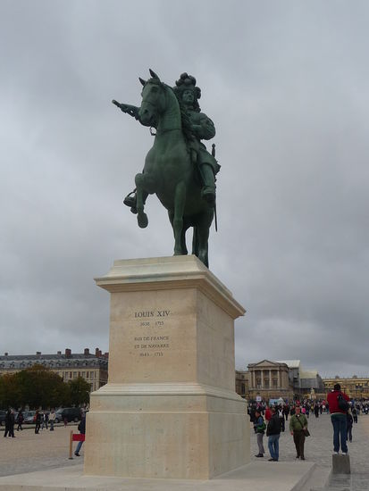 Im Eingangsbereich der Schloßanlage das Reiterstandbild von Luis  oder Ludwig XIV. auch bekannt als Sonnenkönig.
