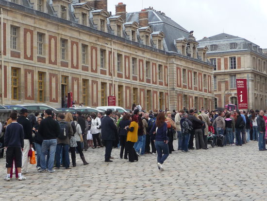 Nicht endene Menschenschlange an den Tiketschaltern vorm Schloßeingang