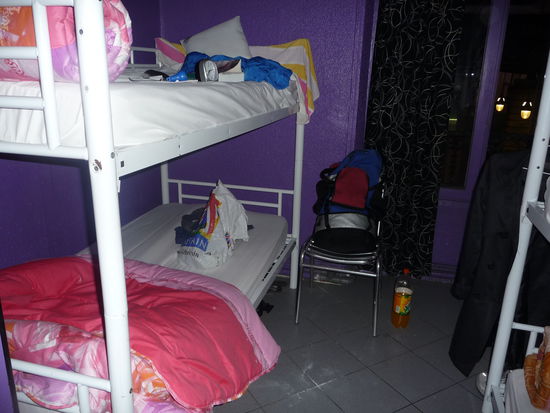 Dort unten ist mein Bett wo für ich pro Nacht 15 Euro bezahlt habe