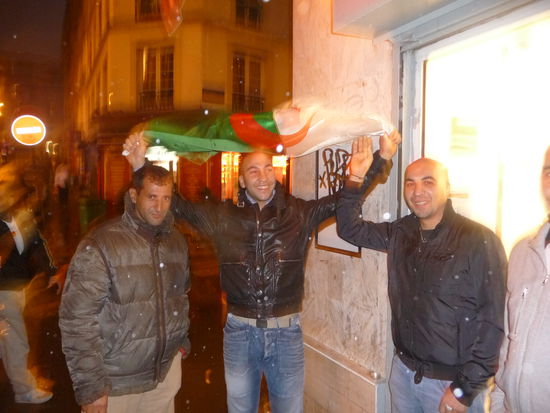 Algerische Einwanderer feiern stolz Ihre Fußballmanschaft