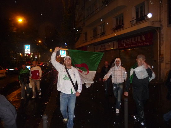 Spontane Algerien Feier auf den Straßen von Paris