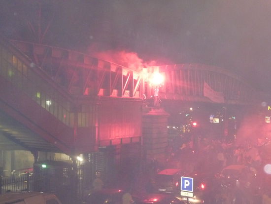 Sogar das Viadukt der Pariser Metro wurde bestiegen um mit bengalischen Feuer den Sieg Ihrer Manschaft zu feiern