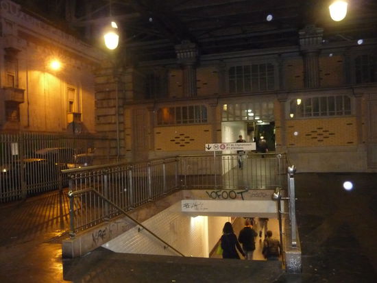 Eingang zur Metro Linie 4 Station Barbes Rochechouart