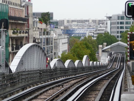 Blick von der Station Nationale auf das Viadukt der Metro Linie 6