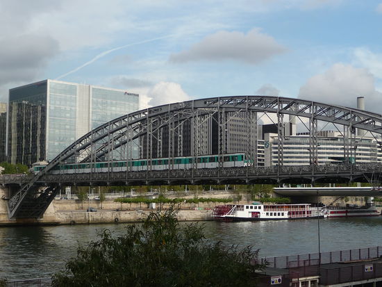 Brücke der Metro Linie 5 über der Seine am Bahnhof Austerlitz