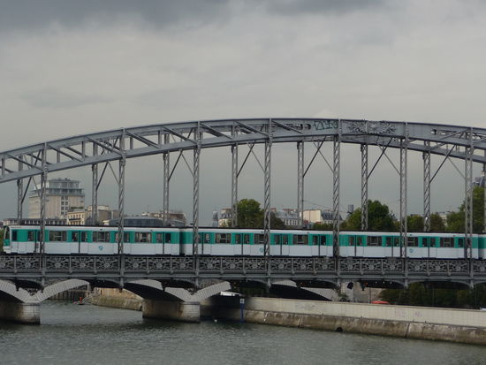 Metro Linie 5 am Bahnhof Austerlitz