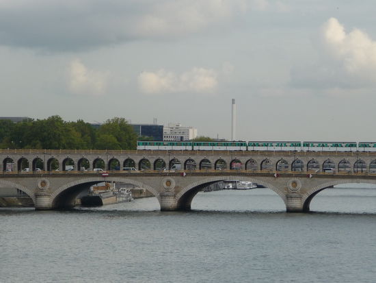 Im Hintergrund ist das steinerne Viadukt der Metro Linie 6 über der Seine zu sehen aufgenommen vom Bahnhof Austerlitz aus.