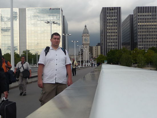 Ich auf der Charles de Gaulle Brücke mit Bahnhofsturm des Gare de Lyon im Hintergrund