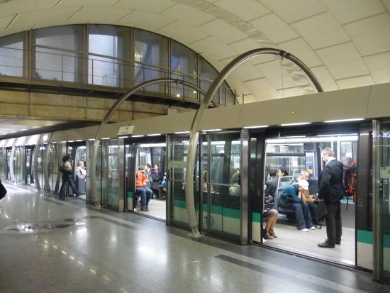 Metro Linie 14 im Gare Saint Lazare