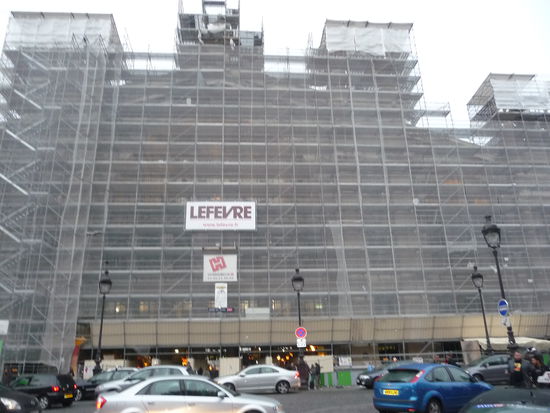 Leider hinter einem Baugerüst versteckt der Bahnhof Gare du Nord