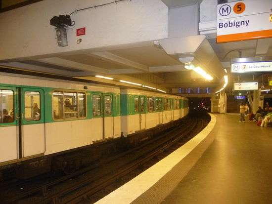 Gegen Mittag komme ich mit der Metro Linie 5 im Ostbahnhof an