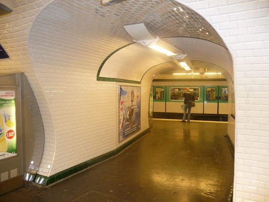 Im Hintergrund steht ein Zug der Metro LInie 7