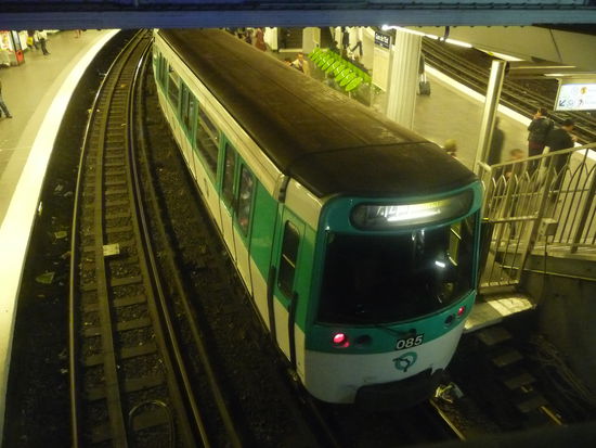 Zug der Metro Linie 7 im Pariser Ostbahnhof