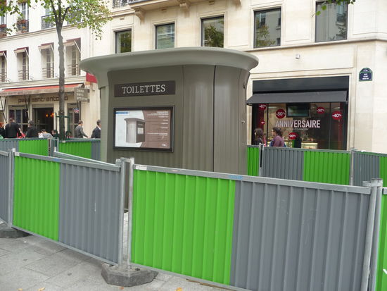 Wenn man endlich eine Öffentliche Toilette gefunden hat ist Sie garantiert geschloßen