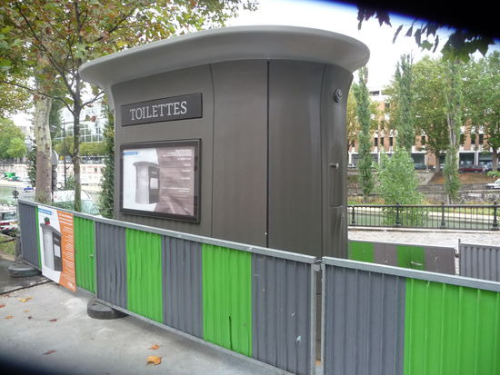 Hier ein weiteres Beispiel von geschloßenden Öffentlichen Toiletten in Paris