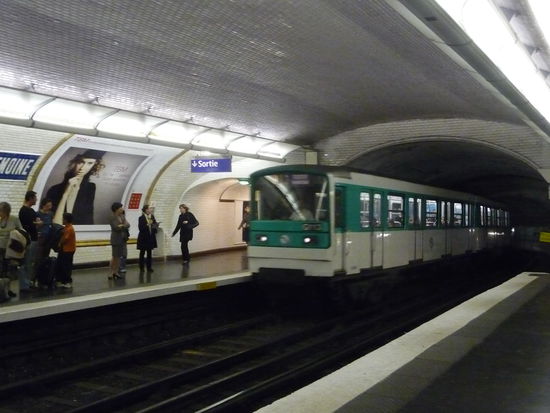 Mit der Metro Linie 10 geht es von der Station Cardinal Lemoine zum Naturkundemuseum