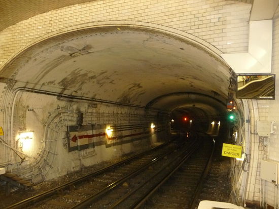 Tunneleingang der Metro Linie 10 in der Station Cardinal Lemoine
