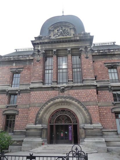 Gehört auch zum Areal des Naturkundemuseums die 
Galerie d Anatomie wo u.a. eine Sauriersammlung zu sehen ist.