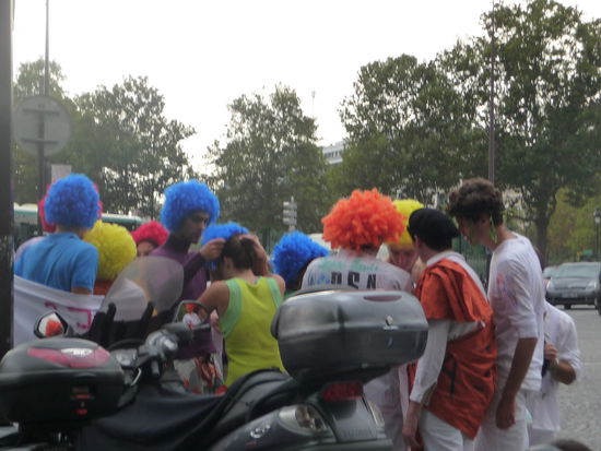 Bunte Demonstranten an der Bastille