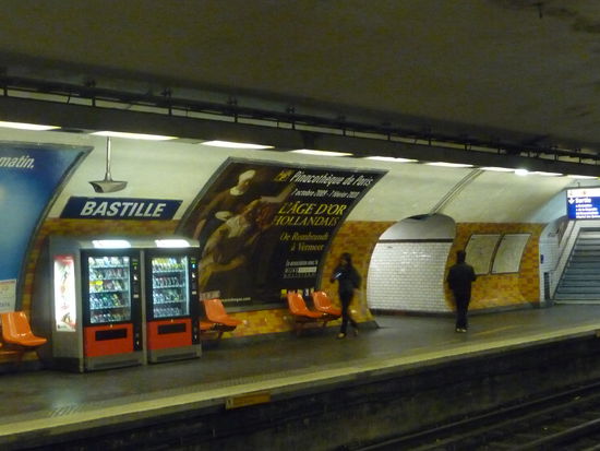 Bahnsteig Metro Linie 8