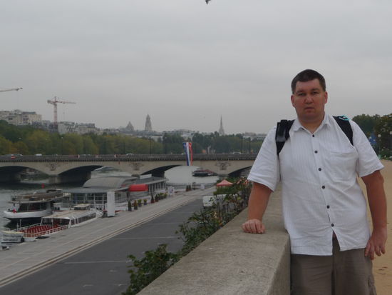 Ich früh morgens am Ufer der Seine