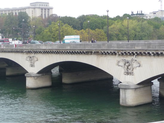 Die Seine Brücke "Pont D Iena" wurde 1814 erbaut und wurde von Napoleon nach der siegreichen Schlacht bei Jena 1806 benannt.