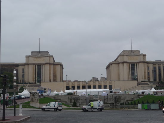 Am anderen Seineufer gegenüber dem Eifelturm steht das Palais de Chaillot was zur Weltaustellung 1937 in Neoklassizistischen Stil erbaut wurde.Es beherbergt heute 4 Museen u.a.das Völkerkunde und Marinemuseum