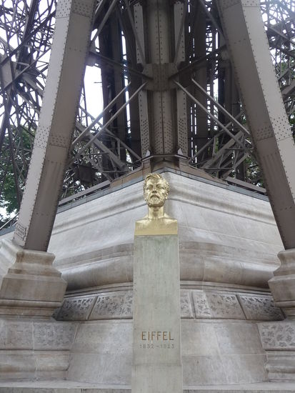 Denkmal für den Erbauer des Eifelturms Gustav Eifel