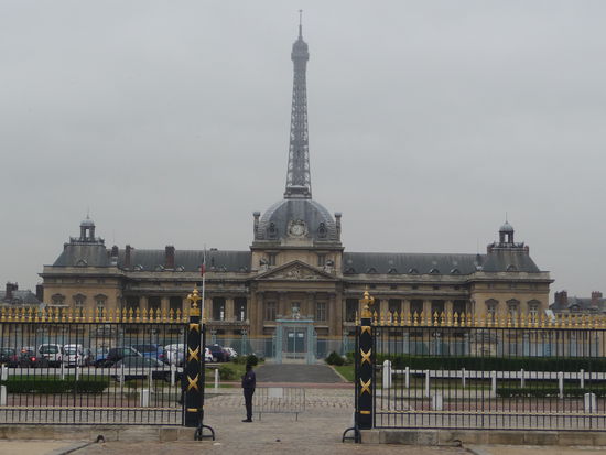 Ecole Militaire mit Eifelturm im Hintergrund