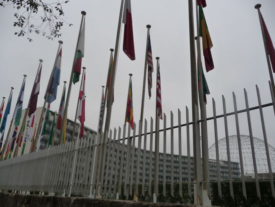Unesco Zentrale in Paris.Im Hintergrund ist die Weltkugel zu sehen