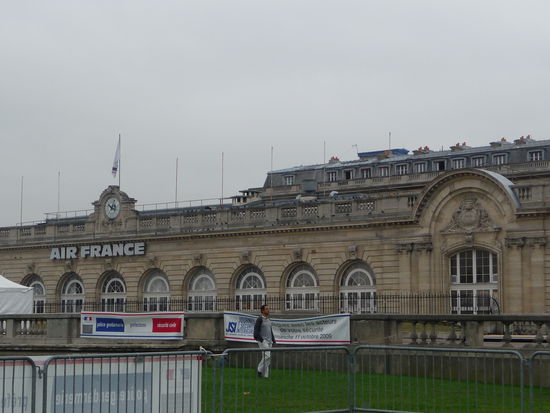 Unweit des Hotel des Invalides kurz vor der Alexander Brücke liegt die Zentrale der Airline Air France die nicht zu meinen bevorzugten Fluggesellschaften gehört da inerhalb von 20 Jahren seit 1988 bereits 4 schwere Unfälle vorgefallen sind mit zusammen fast 500 Todesopfern.
