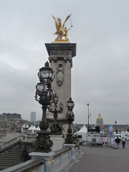 Als Zeichen der französisch - russischen Freundschaft wurde zur Weltausstellung 1900 die Seine Brücke Pont Alexandre III erbaut die zu einer der schönsten in Paris gehört