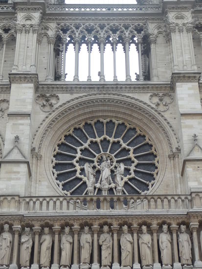 Die 700 Jahre alte Fensterrose hat einen Durchmesser von 10 m.Darunter befindet sich die Königsgalerie mit Ihren 28 Statuten der Könige von Juda und Israel.