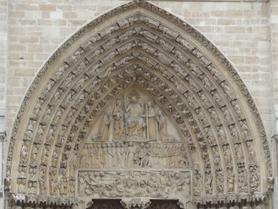 Das Hauptportal stellt das jüngste Gericht da