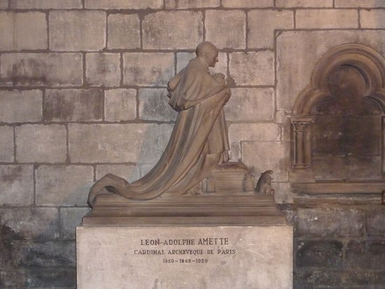 Leon Adolphe wurde 1908 Erzbischof von Paris und fand 1920 in der Notre Dame seine letzte Ruhestätte