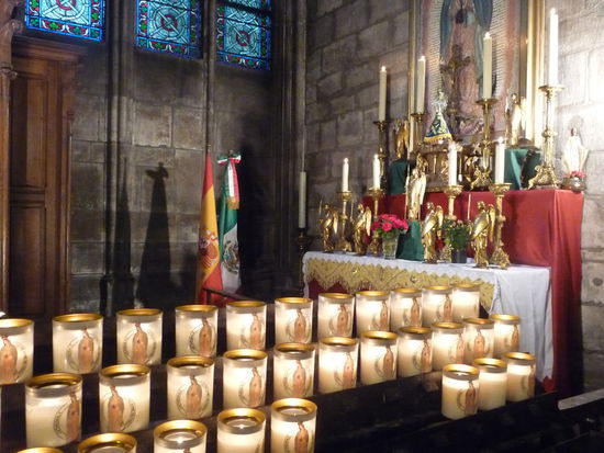 Viele gespendete Kerzen für beigesetzte Persönlichkeiten in der Notre Dame
