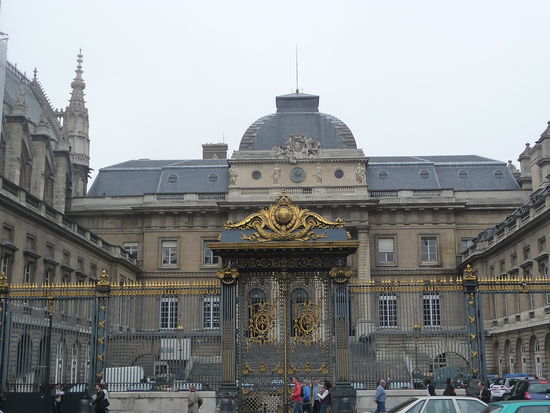 Cour du Mai - Palais de Justice In der Vergangenheit standen hier die Wagen mit den zum Tode verurteilten