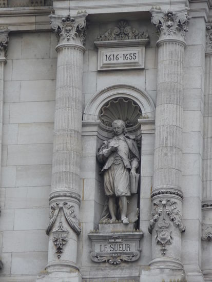 Eine von 146 Statuten am Rathaus von Paris