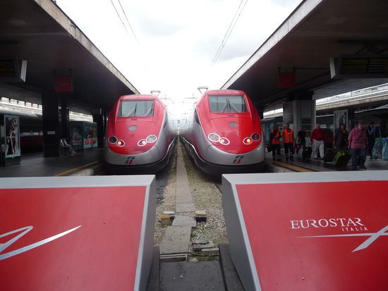 Hochgeschwindigkeitzüge im Bahnhof Rom Termini die Verbindungen u.a. zwischen Neapel - Rom und Mailand herstellen.