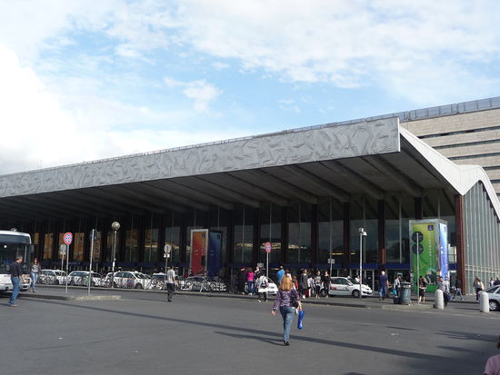 Vorplatz mit Busbahnhof am Bahnhof Termini