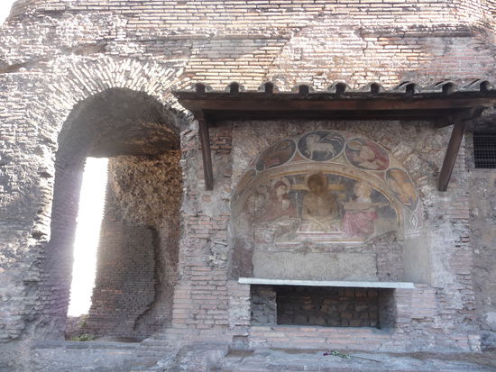 Am unteren Ende des Kapitolplatzes stehen diese Reste alter römischer Bauten