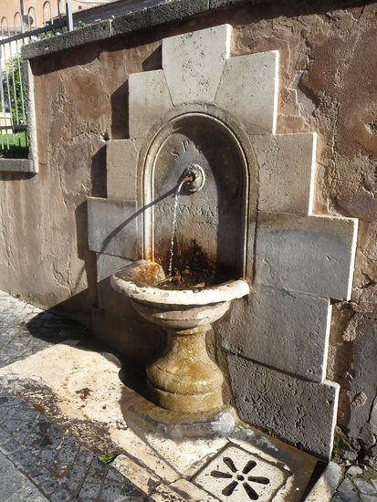 Diese Brunnen sieht man überall in Rom. Auch ich habe mich bei sommerlichen Temperaturen hier erfrischt.