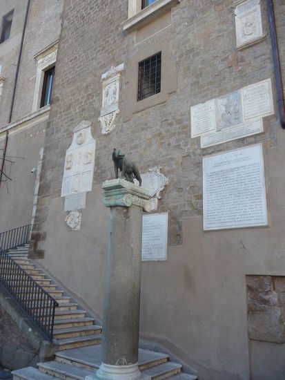 Gegenüber der Kirche steht der Senatorenpalast