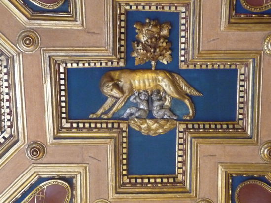 Kapitolonische Wölfin an der kunstvollen  Decke