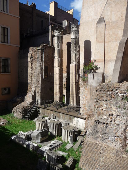 Römische Reste auf den Weg zur Area Sacra