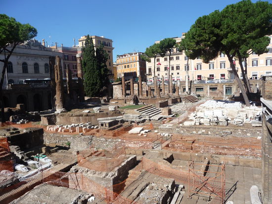 Tempel C im Vordergrund der Area Sacra