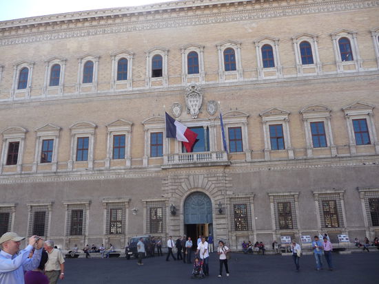 Das Bild oben zeigt den Palazo Farnese aus dem 16. Jahrhundert in dem heute die Botschaft von Frankreich untergebracht ist.
Der Palast " Palazzo Della Cancelleria " ( Bild unten ) ist die päpstliche Kanzlei in Rom und wurde in der Frührenissance bis 1511 für Kardinal Raffaele  Riario erbaut.Er ist seit 1929 exterritoriales Gebiet des Heiligen Stuhls.