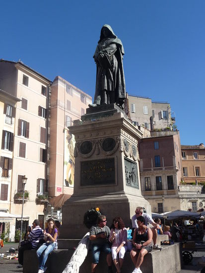 Auf dem Campo de Fiori steht diese Statute von Giordano Bruno einen Dominikanermönch der im heiligen Jahr 1600 der römischen Inquistition zum Opfer gefallen war.