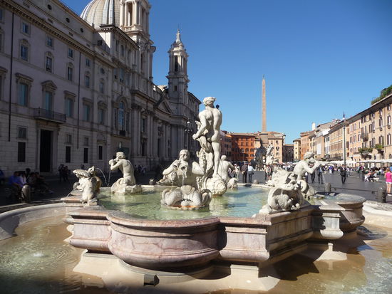 Fontana del Moro " Mohrenbrunnen " von 1576 ist der südlichste der 3 Brunnen und zeigt u.a. 4 Tritonen